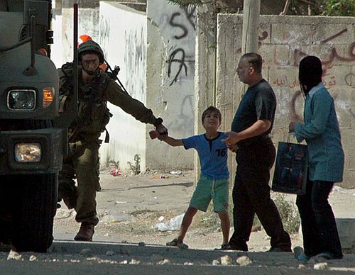 Onda anti semita galga pela Europa Fora ... Child-arrest-857701